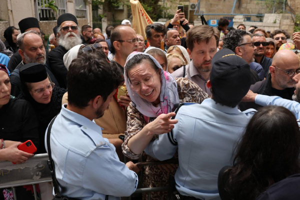 Israel-forces-block-entrance-holy